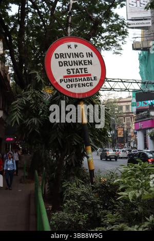 KOLKATA, BENGALA OCCIDENTALE, INDIA - 19 FEBBRAIO 2024 tipica scena stradale della città e cartelli stradali nello stato di Drunken Foto Stock