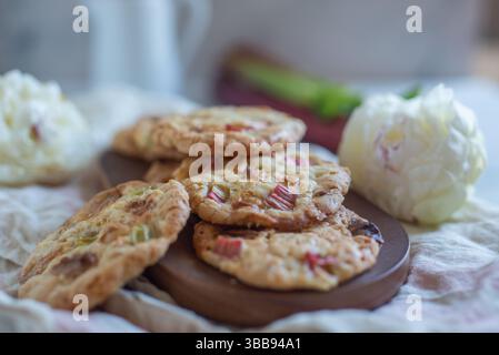 dolci biscotti al rabarbaro fatti in casa con cioccolato bianco Foto Stock
