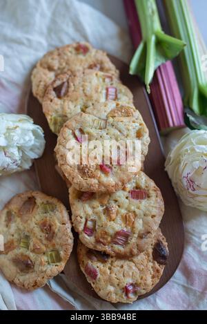dolci biscotti al rabarbaro fatti in casa con cioccolato bianco Foto Stock