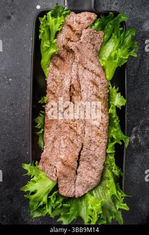 Sfrigolanti strisce di api yakiniku wagyu, con una vasta gamma di carni marinate e verdure fresche, grigliate alla perfezione. Un delizioso barbecue giapponese Foto Stock
