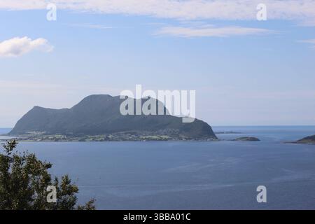 Godoya o Godoy è un'isola della municipalità di Giske nella contea di og Romsdal, Norvegia. Vista da Alesund Foto Stock