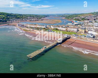 Immagine aerea della linea costiera di Teignmouth crogiolandosi nel bel sole primaverile. 10 maggio 2025 Foto Stock