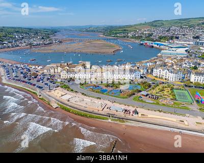 Immagine aerea della linea costiera di Teignmouth crogiolandosi nel bel sole primaverile. 10 maggio 2025 Foto Stock