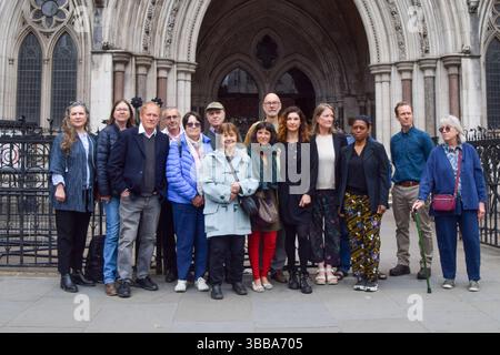 Londra, Regno Unito. 15 maggio 2025. I membri del gruppo della campagna Protect Brockwell Park e i sostenitori si riuniscono fuori dalla Royal Courts of Justice prima della sfida legale contro il Lambeth Council per l'uso del parco per vari festival musicali. Crediti: Vuk Valcic/Alamy Live News Foto Stock
