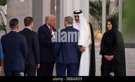 L'emiro del Qatar Tamim bin Hamad al-Thani riceve il presidente degli Stati Uniti Donald Trump nel Qatar l'emiro del Qatar Tamim bin Hamad al-Thani riceve il presidente degli Stati Uniti Donald Trump nella capitale del Qatar Doha il 14 maggio 2025. Trump è atterrato all'aeroporto internazionale di Hamad a Doha, con le relazioni tra i due governi sotto i riflettori sull'offerta del Qatar a Trump di un aereo di lusso da 400 milioni di dollari per servire come nuovo Air Force One e poi passare al suo uso personale. Foto di Emiri Diwan Office apaimages Doha Qatar 140525 Qatar QPO 5 004 Copyright: XapaimagesxEmirixDiwanxOfficexxapaimagesx Foto Stock