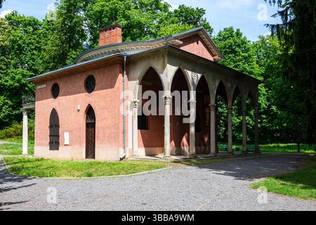 Pulawy, Polonia 08 maggio 2025 "Casa Gotica" un piccolo padiglione neogotico a Pulawy, Polonia, che fa parte del palazzo e del parco della Czartoryski Foto Stock
