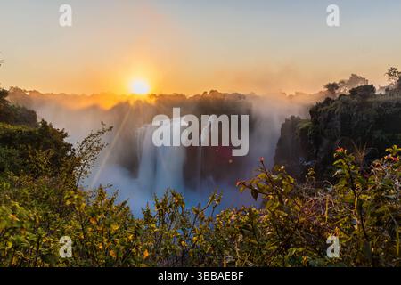 Incredibile tramonto alle Cascate Vittoria, Zimbabwe impressionante vista delle Cascate Vittoria **** Beeindruckender Sonnenuntergang an den Victoriafällen, Foto Stock