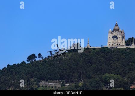 Viana do Castelo, Portogallo - 15 maggio 2025: Elicottero Super Lynx Mk.95A, coda numero 19202, sorvola Viana do Castelo durante la settimana di Marinha Foto Stock