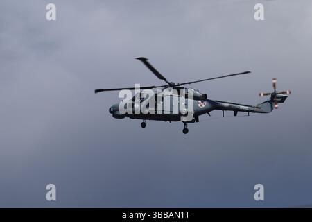 Viana do Castelo, Portogallo - 15 maggio 2025: Elicottero Super Lynx Mk.95A, coda numero 19202, sorvola Viana do Castelo durante la settimana di Marinha Foto Stock