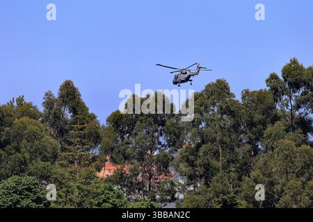 Viana do Castelo, Portogallo - 15 maggio 2025: Elicottero Super Lynx Mk.95A, coda numero 19202, sorvola Viana do Castelo durante la settimana di Marinha Foto Stock