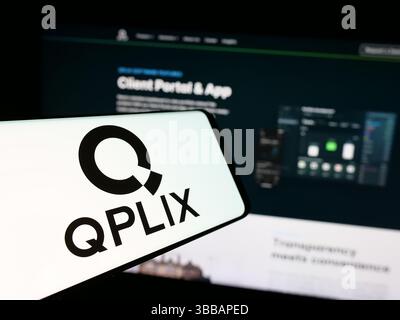 Stoccarda, Germania - 12-27-2024: Smartphone con logo della società tedesca di software di gestione patrimoniale QPLIX GmbH sullo schermo davanti al sito web. Foto Stock