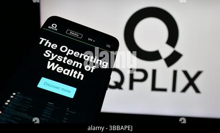 Stoccarda, Germania - 12-27-2024: Telefono cellulare con sito web della società tedesca di software di gestione patrimoniale QPLIX GmbH su schermo con logo. Foto Stock