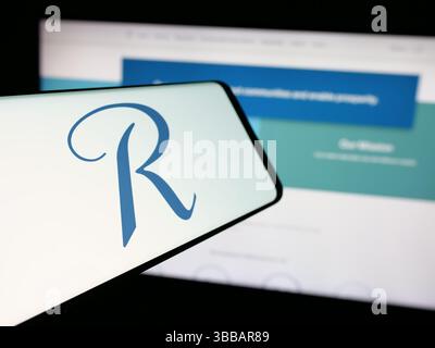Stoccarda, Germania - 12-27-2024: Smartphone con logo della compagnia di riassicurazione RenaissanceRe Holdings Ltd. Sullo schermo davanti al sito web. Foto Stock