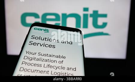 Stoccarda, Germania - 12-27-2024: Smartphone con sito web della società tedesca di tecnologie dell'informazione CENIT AG sullo schermo davanti al logo aziendale. Foto Stock