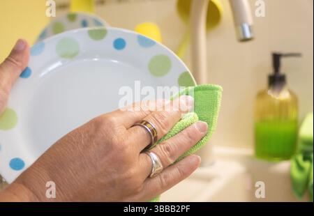 Routine ecologica per la pulizia della casa con materiali organici. Pulizia quotidiana della casa con detergenti privi di sostanze chimiche Foto Stock