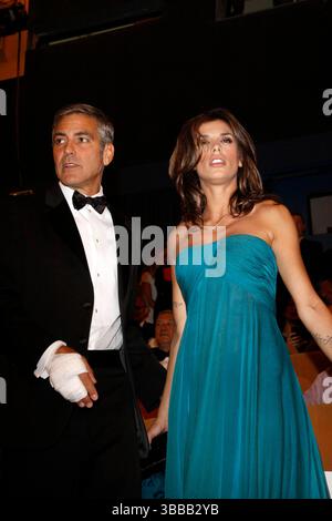 George Clooney e la fidanzata Elisabetta Canalis alla prima di "The Men Who stare at Goats" tenutasi al Palazzo del Cinema durante la Mostra del Cinema di Venezia 2009 in Italia - 8 settembre 2009 Foto Stock