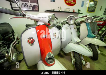 Una preziosa collezione di scooter per vitage in una piccola stanza Foto Stock