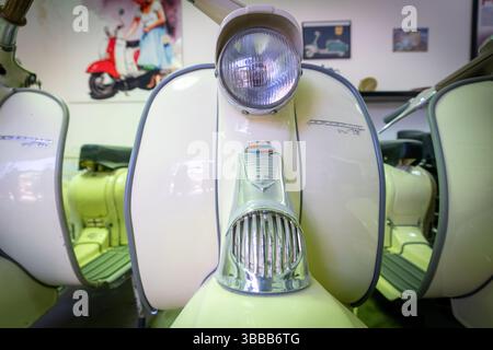 Una preziosa collezione di scooter per vitage in una piccola stanza Foto Stock