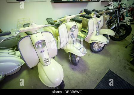 Una preziosa collezione di scooter per vitage in una piccola stanza Foto Stock