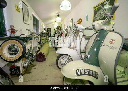 Una preziosa collezione di scooter per vitage in una piccola stanza Foto Stock