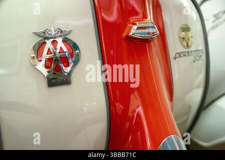 Badge AA rosso e bianco su un primo piano di una sezione anteriore Lambretta rossa e bianca Foto Stock