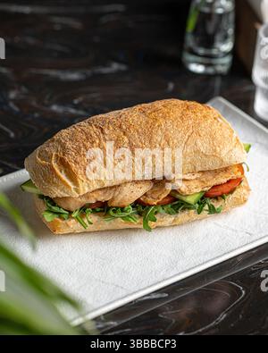 Ciabatta sandwich con pollo e insalata Foto Stock