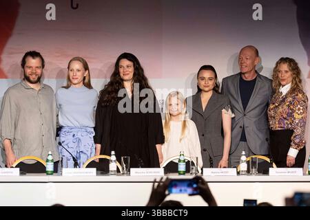 Cannes, Francia. 15 maggio 2025. Fabian Gamper, Susanne Wüst, Mascha Schilinski, Hanna Heckt, Lena Urzendowsky, Lucas Schmidt e Maren Schmitt partecipano alla conferenza stampa "Sound of Falling" al 78° Festival annuale di Cannes al Palais des Festivals il 15 maggio 2025 a Cannes, Francia. Foto di Sebastien Courdji/pool/ABACAPRESS.COM credito: Abaca Press/Alamy Live News Foto Stock