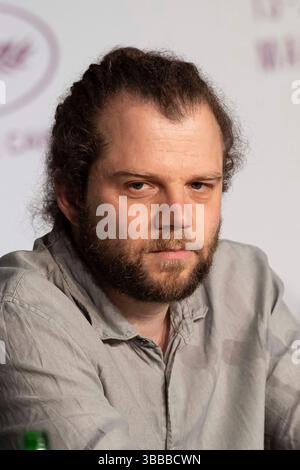 Cannes, Francia. 15 maggio 2025. Fabian Gamper, Susanne Wüst, Mascha Schilinski, Hanna Heckt, Lena Urzendowsky, Lucas Schmidt e Maren Schmitt partecipano alla conferenza stampa "Sound of Falling" al 78° Festival annuale di Cannes al Palais des Festivals il 15 maggio 2025 a Cannes, Francia. Foto di Sebastien Courdji/pool/ABACAPRESS.COM credito: Abaca Press/Alamy Live News Foto Stock