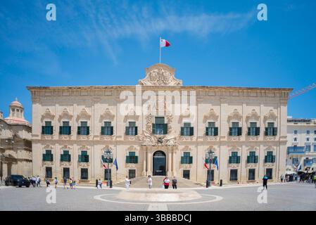 Auberge de Castille Valletta, vista del grande palazzo barocco conosciuto come Auberge de Castille, ora in funzione come Ufficio del primo Ministro, Malta Foto Stock