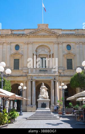 La Valletta Library, vista dell'edificio della Biblioteca Nazionale di Malta con la statua della Regina Vittoria in primo piano, Piazza della Repubblica, la Valletta, Malta Foto Stock