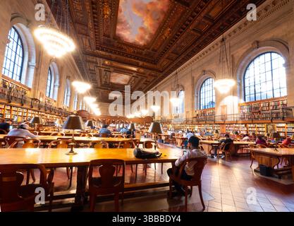 New York City, USA - 09 luglio 2019 - la maestosa sala di lettura principale all'ultimo piano della New York City Public Library, NYC Foto Stock