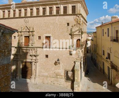 Palacio de San Carlos in stile plateresco all'angolo di Calle de Mingo Ramos nella storica Plaza Mayor Trujillo Caceres Extremadura Spagna Europa Foto Stock