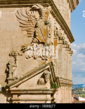 Primo piano dello stemma sul Palacio de San Carlos all'angolo con Calle de Mingo Ramos Plaza Mayor Trujillo Caceres Extremadura Spagna Europa Foto Stock