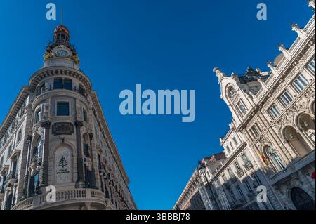 MADRID, SPAGNA - 10 NOVEMBRE 2022: La facciata della Galeria Canalejas, situata nell'ex Palacio de la Equitativa, è un complesso che è un'icona di lu Foto Stock