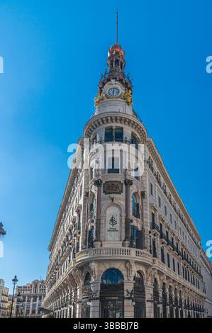 MADRID, SPAGNA - 10 NOVEMBRE 2022: La facciata della Galeria Canalejas, situata nell'ex Palacio de la Equitativa, è un complesso che è un'icona di lu Foto Stock