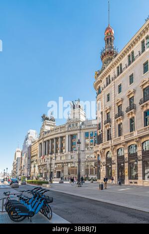 MADRID, SPAGNA - 10 NOVEMBRE 2022: La facciata della Galeria Canalejas, situata nell'ex Palacio de la Equitativa, è un complesso che è un'icona di lu Foto Stock