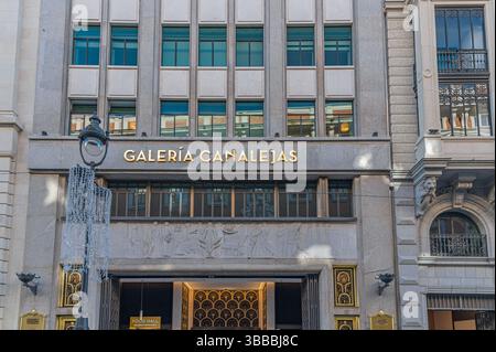 MADRID, SPAGNA - 10 NOVEMBRE 2022: La facciata della Galeria Canalejas, situata nell'ex Palacio de la Equitativa, è un complesso che è un'icona di lu Foto Stock