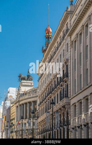 MADRID, SPAGNA - 10 NOVEMBRE 2022: La facciata della Galeria Canalejas, situata nell'ex Palacio de la Equitativa, è un complesso che è un'icona di lu Foto Stock