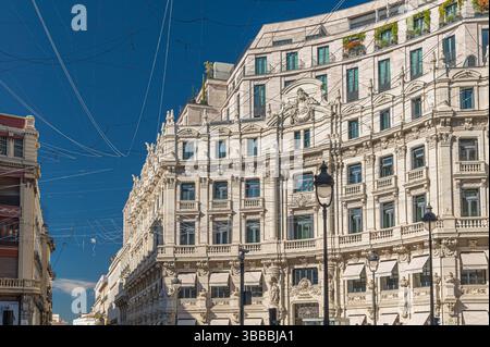MADRID, SPAGNA - 10 NOVEMBRE 2022: La facciata della Galeria Canalejas, situata nell'ex Palacio de la Equitativa, è un complesso che è un'icona di lu Foto Stock