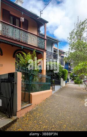 Affascinanti case con balconi in ferro battuto in Cascade Street nell'area di Paddington, Sydney Australia Foto Stock