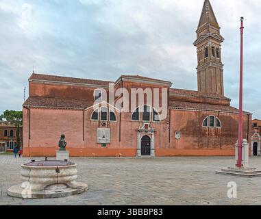 Venezia, Italia - 10 gennaio 2017: Chiesa Cattolica Romana San Martino Vescovo storico punto di riferimento al Burano Island Winter Day. Foto Stock