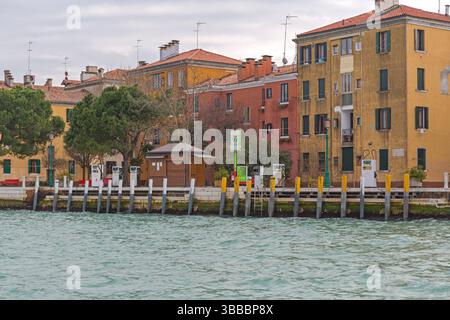 Venezia, Italia - 10 gennaio 2017: Stazione di rifornimento e gasolio marino Total Erg Dock per barche presso il canale dell'acqua. Foto Stock