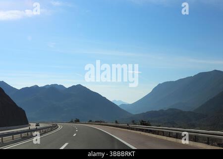 Questa è una sezione moderna dell'autostrada Adriatica in Croazia al mattino presto. Foto Stock
