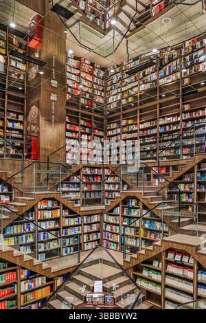 Chongqing, Cina - ottobre 2023: L'esclusivo design degli interni della libreria Zhongshuge a Chongqing, utilizzando brevi scale e specchi nel soffitto Foto Stock