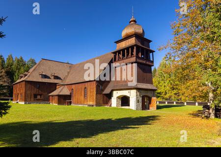 La chiesa articolare in legno di Svaty Kriz, un sito patrimonio dell'umanità dell'UNESCO situato nel quartiere Liptovsky Mikulas, Slovacchia, si erge in un autunno colorato Foto Stock