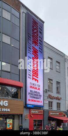 Leicester Square, Londra, Regno Unito. 15 maggio 2025. Preparativi finali fuori Odeon Leicester Square per la Wold Premiere di Mission Impossible con Tom Cruise, The Final Reckoning. Crediti: Malcolm Park/Alamy Live News Foto Stock