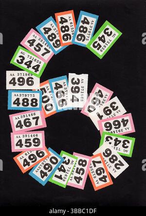 Biglietti della lotteria a forma di numero sei isolati su sfondo nero. Foto Stock