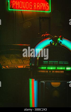 jukebox vintage e insegna al neon in una camera fumosa e buia Foto Stock