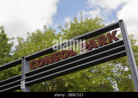 Schild am Consol Park der Zeche Consolidation in Gelsenkirchen-Bismarck, mai 2025. Bergwerk Consolidation *** firma presso il Parco Consol della miniera di consolidamento a Gelsenkirchen Bismarck, maggio 2025 Consolidation Colliery Foto Stock