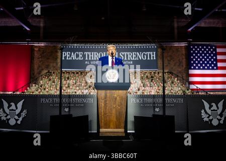 Doha, Qatar. 15 maggio 2025. Il presidente DEGLI STATI UNITI Donald Trump si rivolge alle truppe della base aerea di al-Udeid a sud-ovest di Doha in Qatar, giovedì 15 maggio 2025. Foto della Casa Bianca / credito: UPI/Alamy Live News Foto Stock